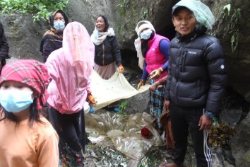 Honey Hunting in Gorkha (Nimrung Khola)